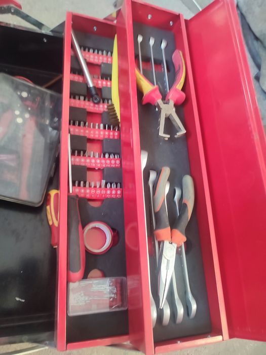 Метален куфар с инструменти