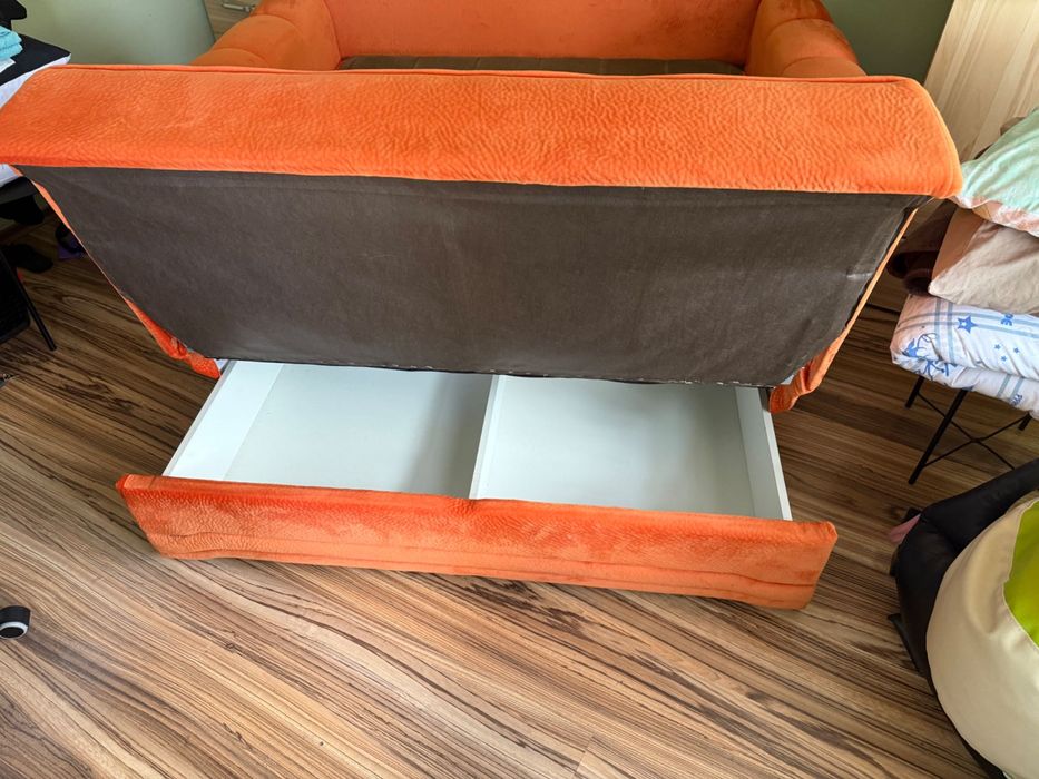 Разтегателен диван в много добро състояние