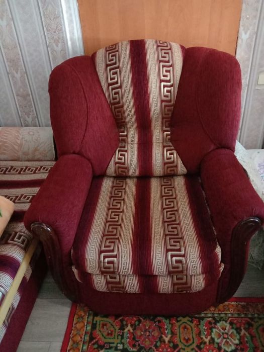 Продам диван и два кресла