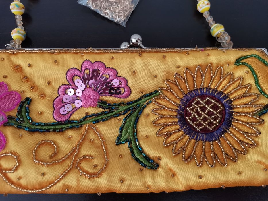 Geantă plic vintage nefolosita brodata mătase și margele