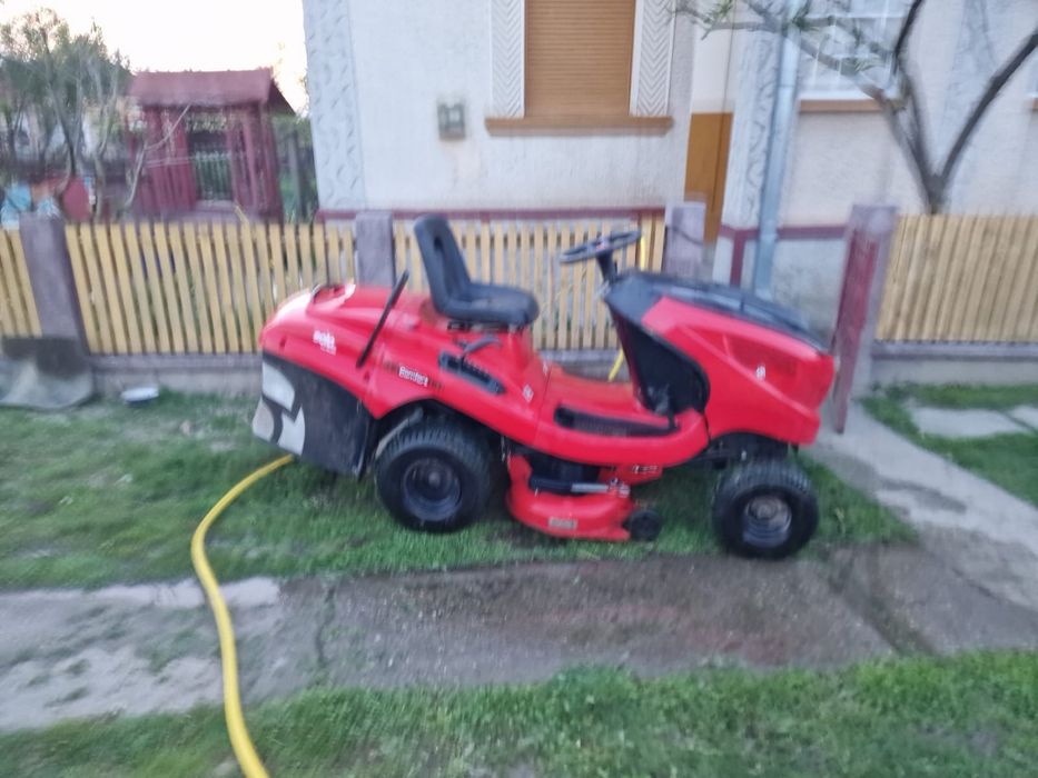 Vand tractoras de tuns gazonul
