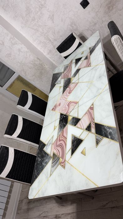 Кухонный стол со стульями.