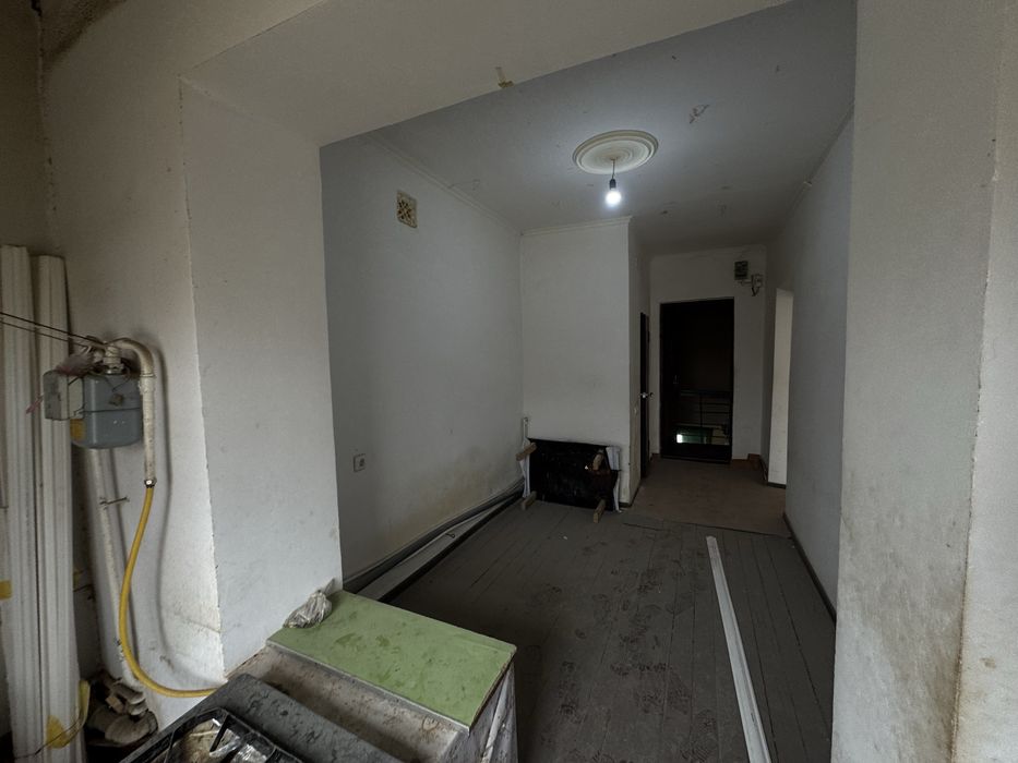 Шарк бозор шовот канали бойинда 2 хонали килинган квартира сотилади