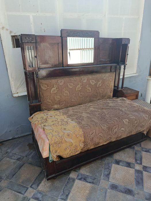 Диван старинный классика в хорошем состоянии