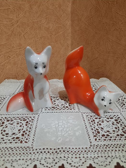 Фарфоровые статуэтки из серии "Играющие лисята".
Городницкий фарфоровы