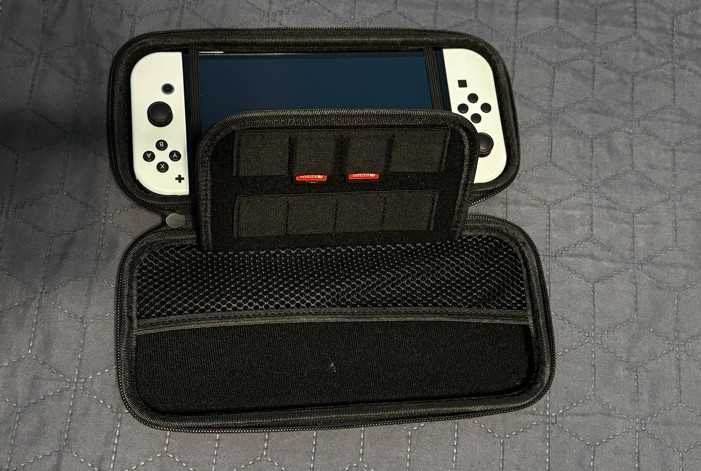 Nintendo Switch OLED + 3 jocuri Pokemon + folie + carcasa – stare foarte buna