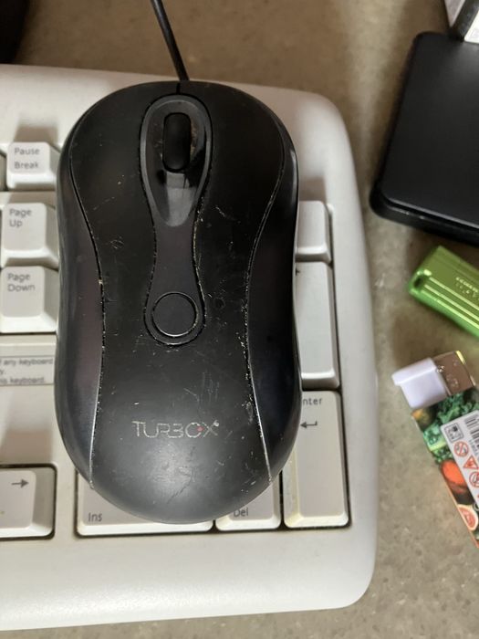 Настолен компютър с 20-инчов монитор