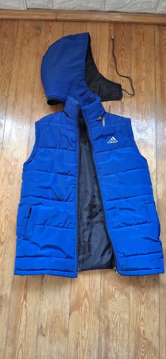 Жилетка с капюшоном. Идеальное состояние.  На 8-9 лет