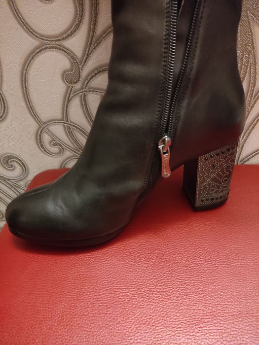 Продаются сапоги, ботфорты.