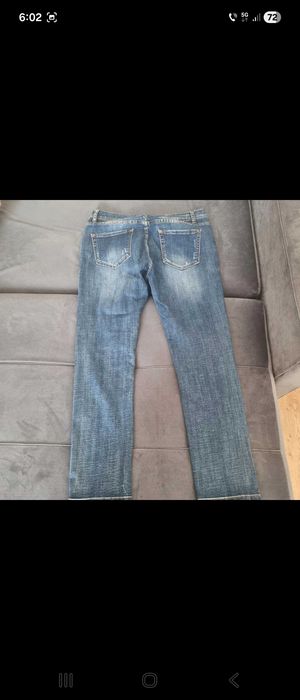 Blugi albastri moderni