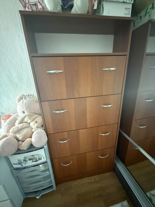 Продам вместительную обувницу