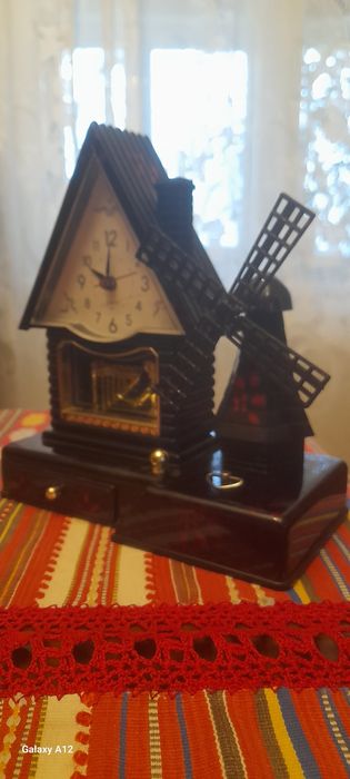 Ceas, cutie muzicală casa cu moara de vant