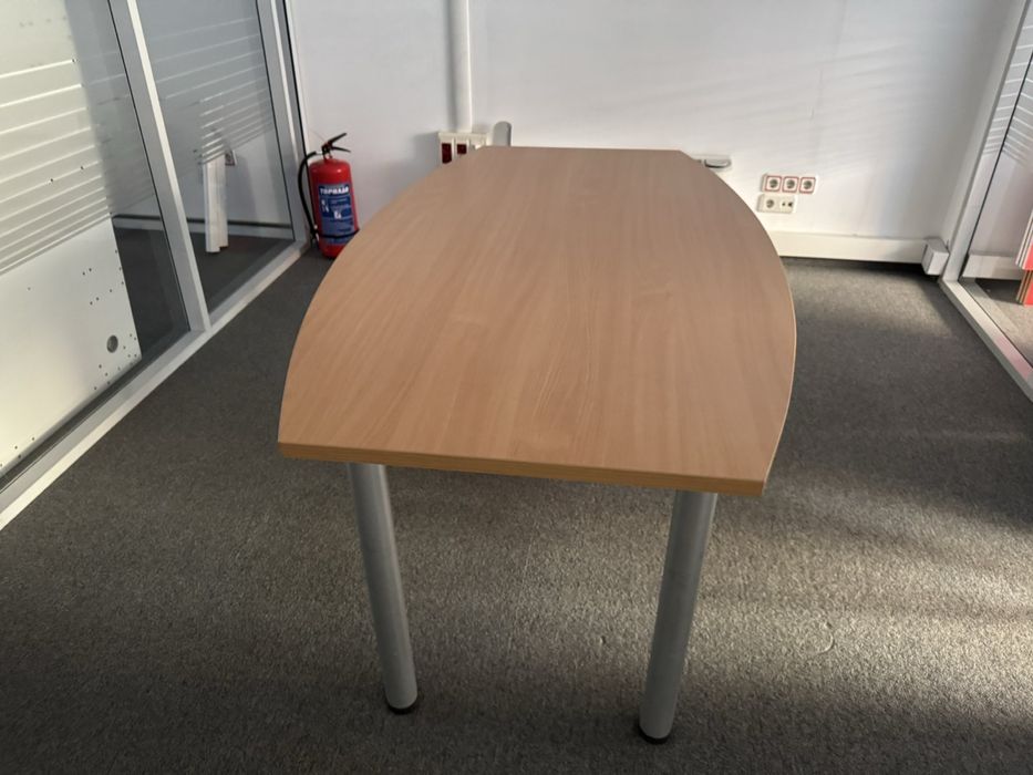 Заседателна маса 160×90×75 см – стабилна, офис клас