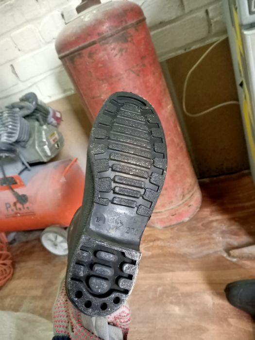 Продам резиновые ботинки