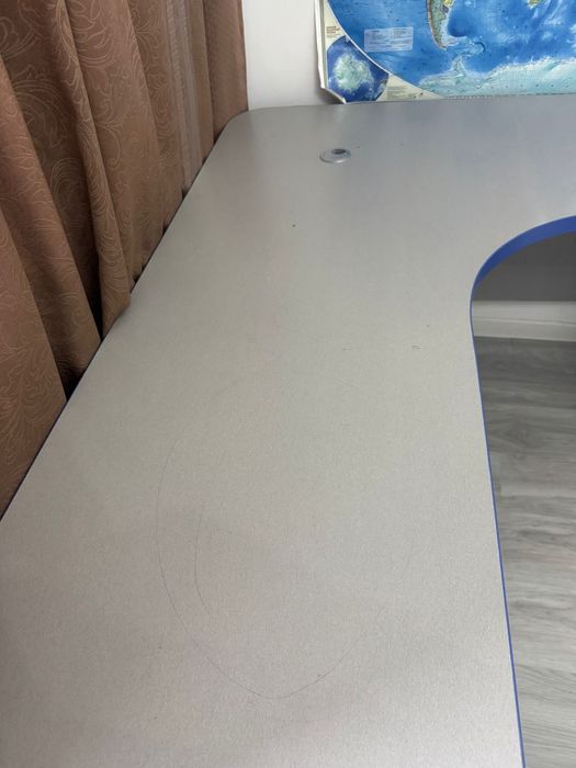 Стол.  ученически