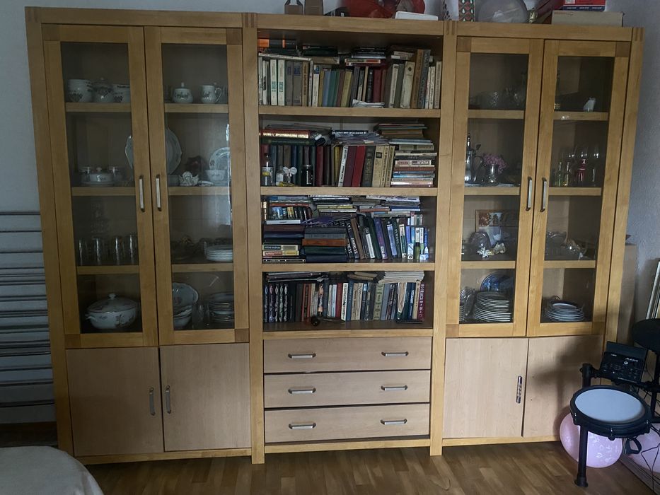 Продам стенку  с тумбой и столом