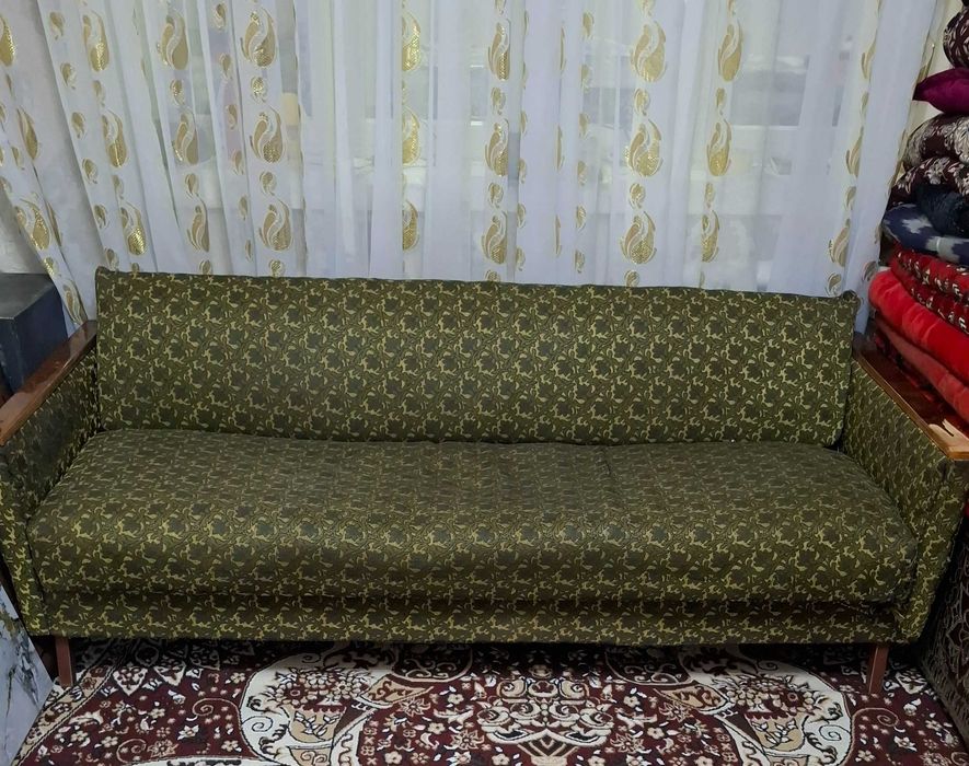 Yig'iladigan divan krovat sotiladi