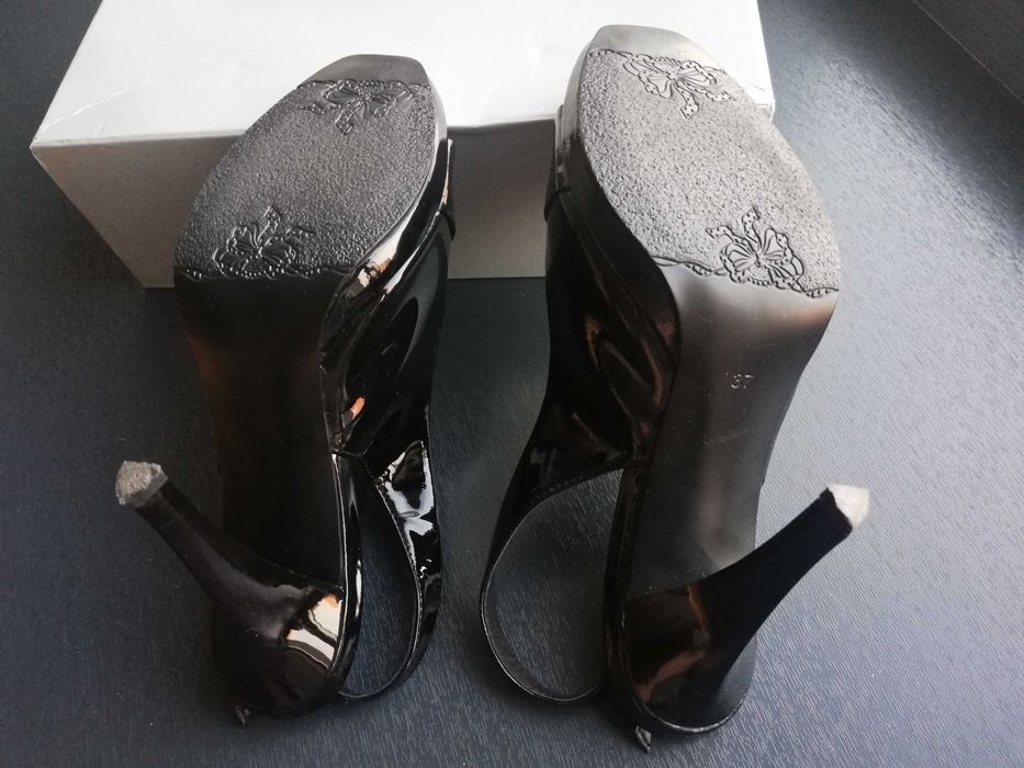 Продам туфли лакированные