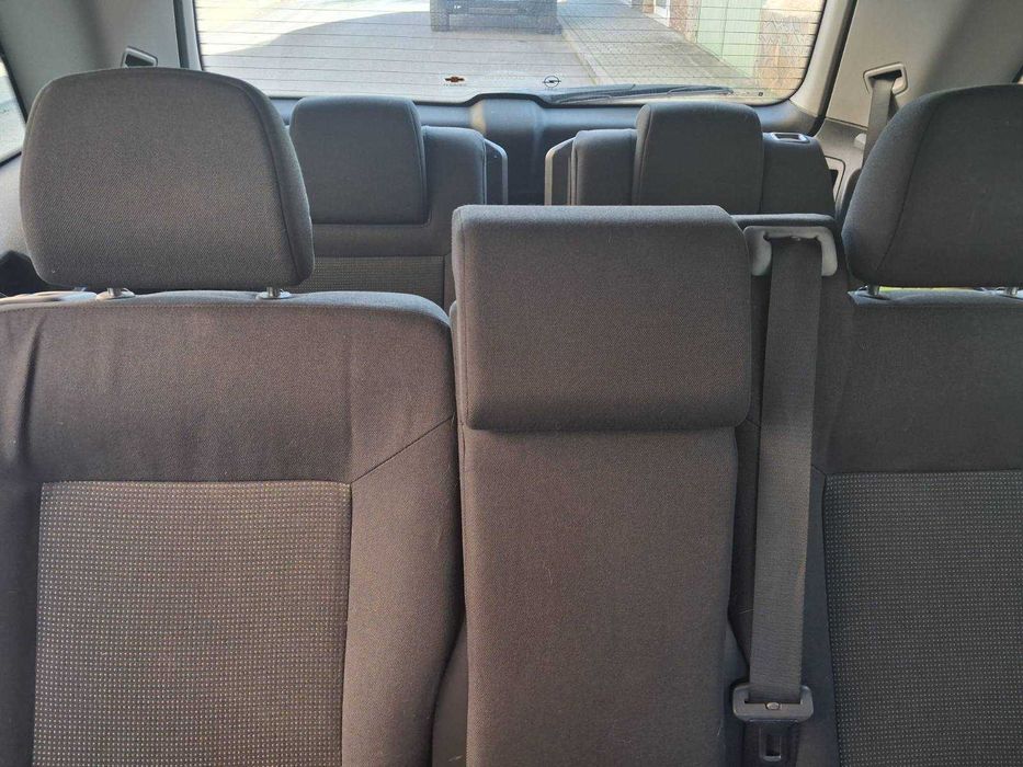 Продавам Опел Зафира