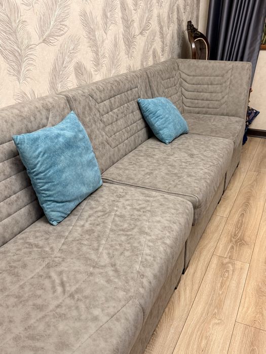 Хорошая качественная мебель с двумя пуфиками