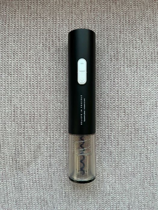 Електрически тирбушон за вино, работещ с батерии