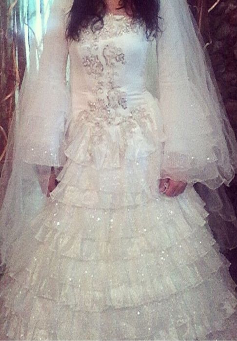 Продам свадебное платье и шубы