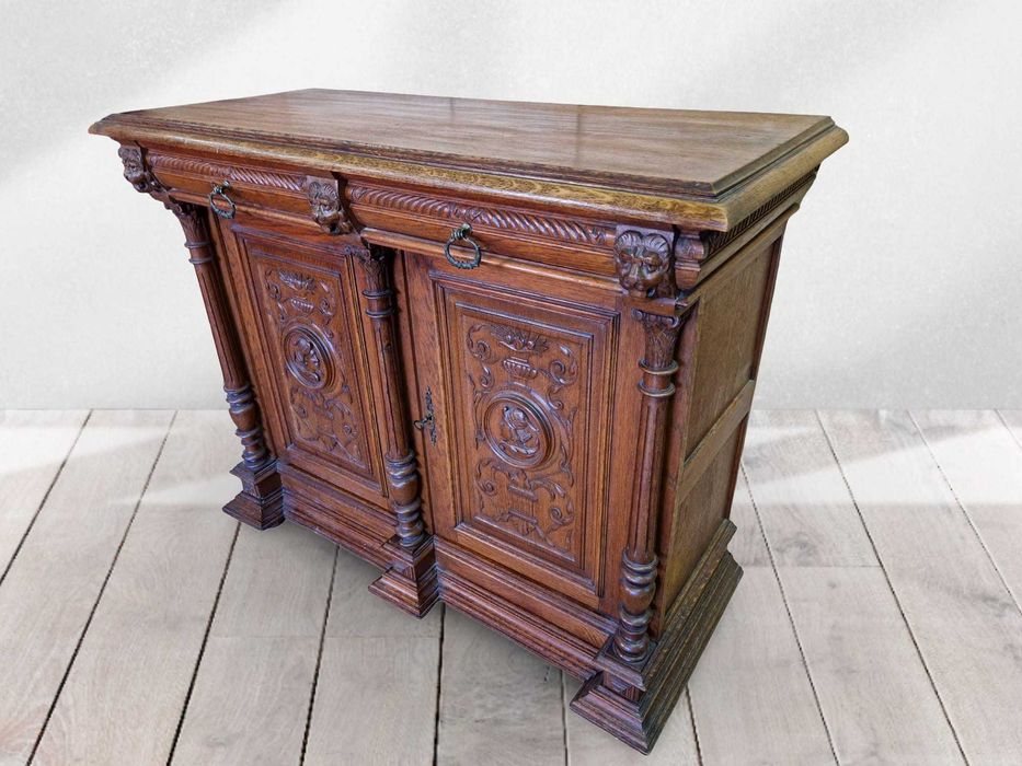 Ръчно Резбован Дъбов Комод Масив