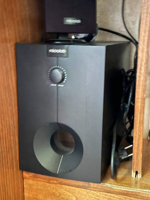 Письменный стол с компьютером