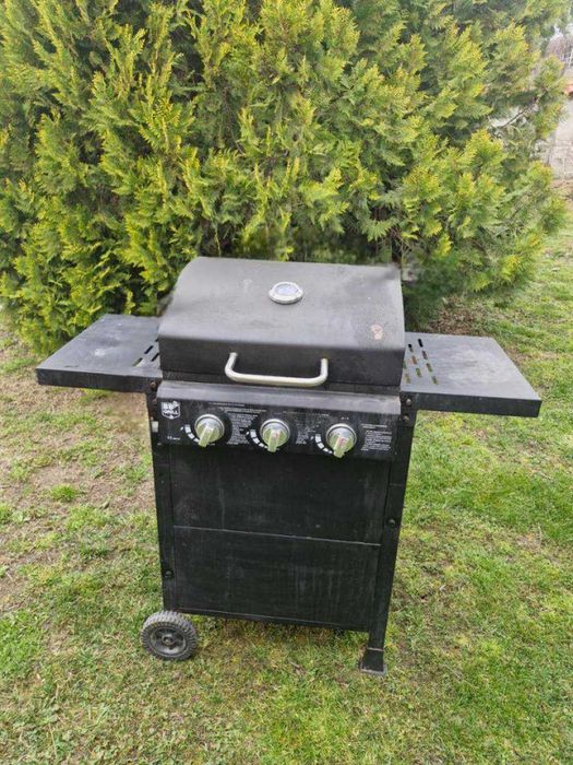 Газово барбекю с 3  горелки, термометър, маркуч и винтил за газ.