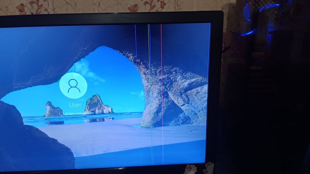 Компьютер с монитором, мышкой и клавиатурой.