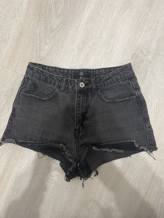 Pantaloni scurți de vânzare