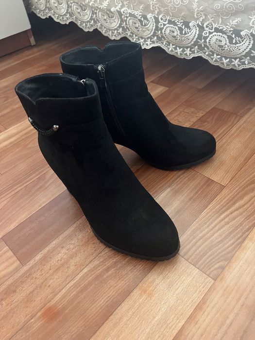 Продается женский обувь