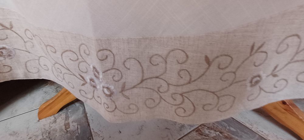 Покривка за кръгла маса с бродерия