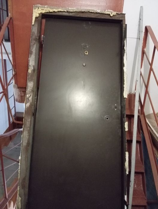 Продам дверь , железную