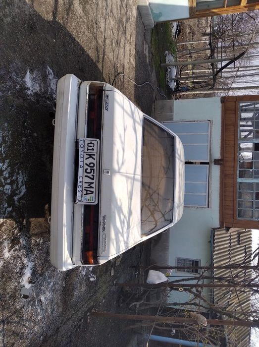 Тойота креста енгил седанрули чапга урнатилган 1983 йилда ишлаб