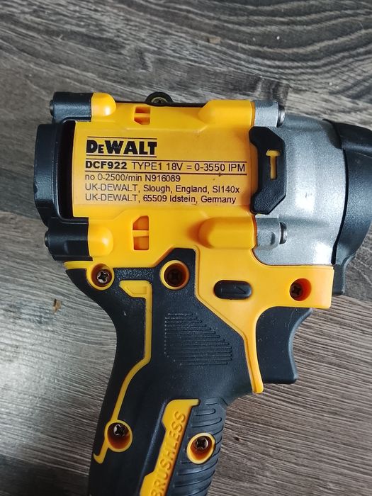 Insurubat impact DeWalt DCF922 cu o baterie de 6a