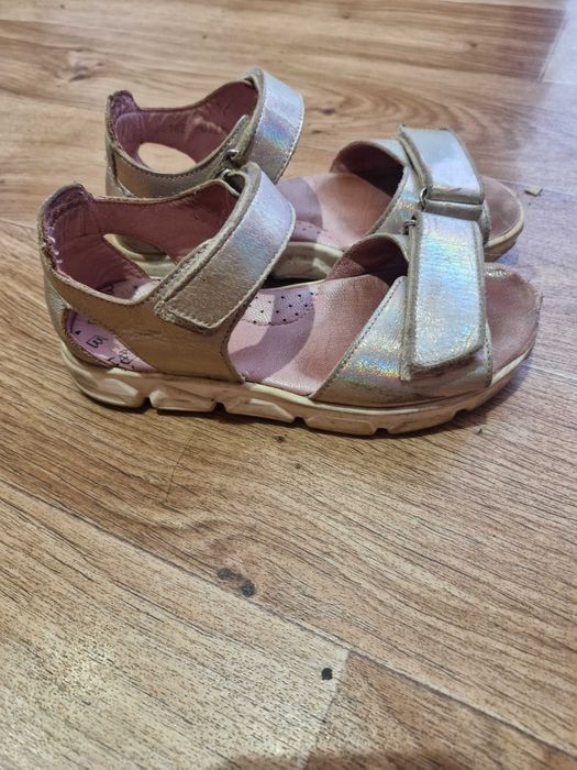 Продам сандалии детские