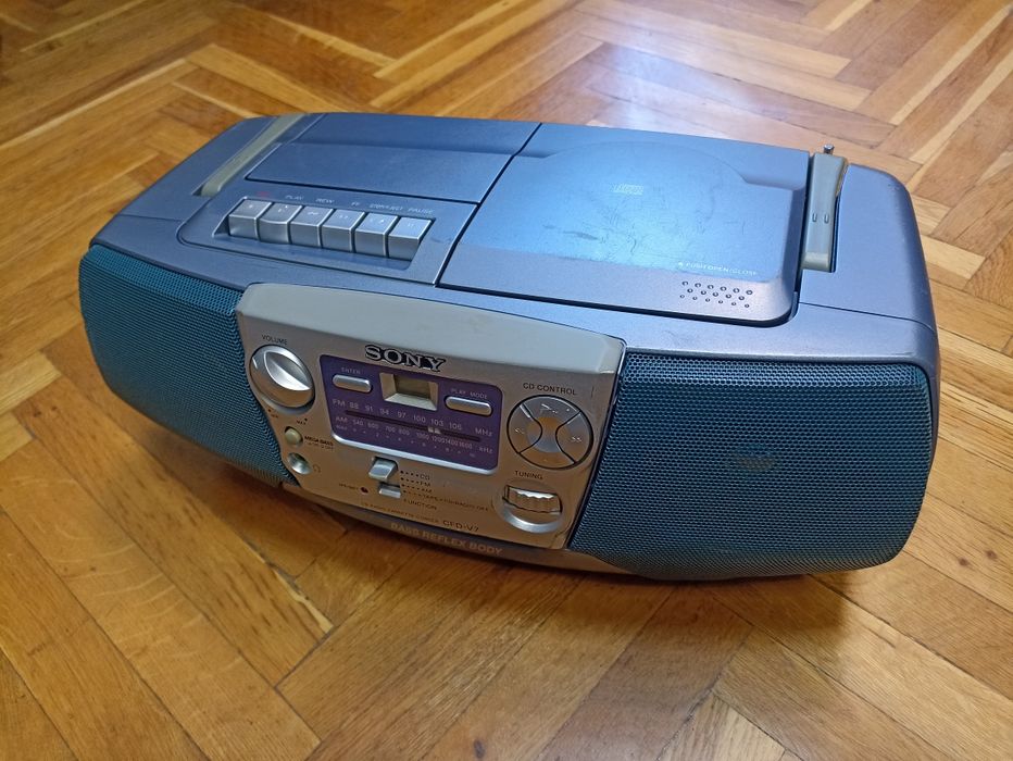 Radio-Casetofon cu CD Sony, model CFD-V7, recondiționat, perfect funcțional.