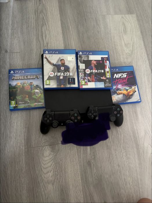 Ps4 cu 2 joystickuri si 4 cd-uri