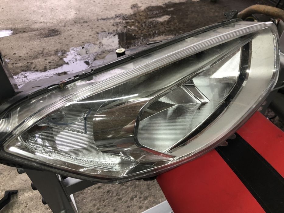 2 броя десен и 1 брой ляв фар Ford Transit Courier 2014-2023