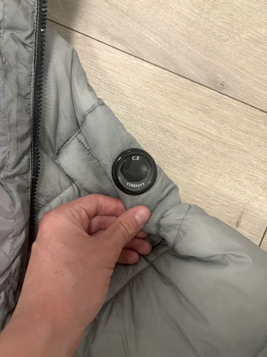 Geacă C.P. Company Puffer cu Glugă și Lens / Lentilă - Gri / Argintiu (Nouă cu etichetă