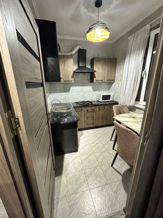 Чиланзар 2.  3комнатная с ремонтом.  Меб и тех.