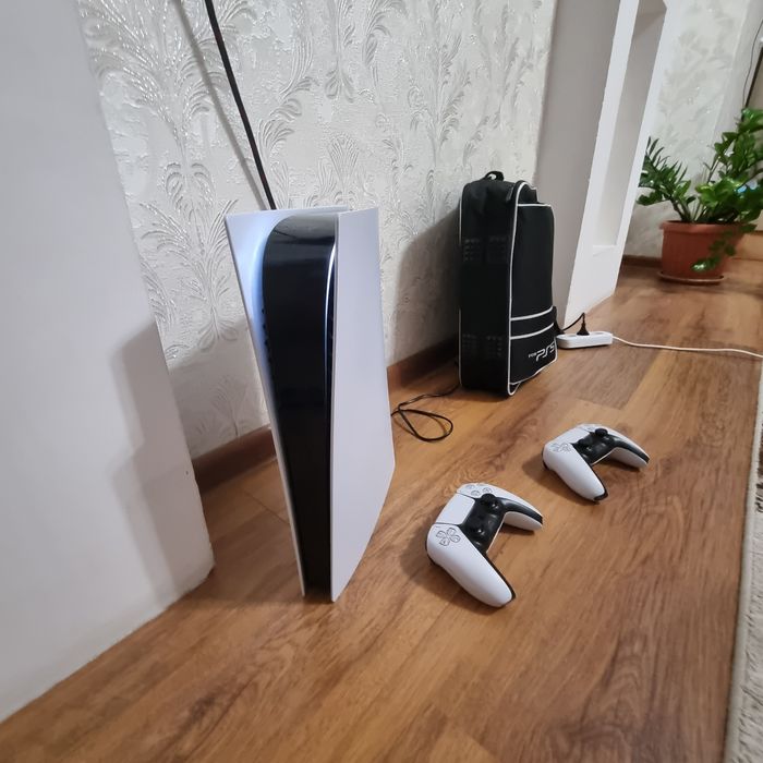 Продам Sony PS 5 Digital, +4 Games