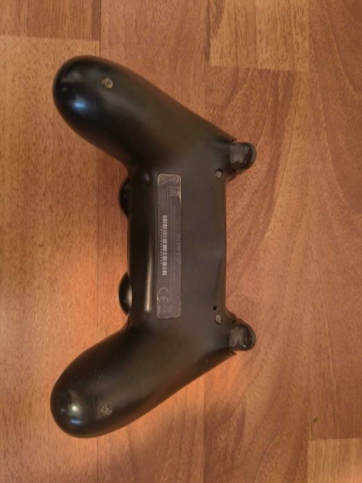 Consolă PlayStation 4 (PS4) 1TB + 2 Controllere + 2 Jocuri – Stare buna!