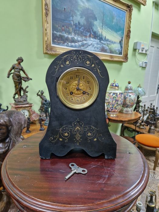 Прекрасен антикварен колекционерски френски каминен часовник