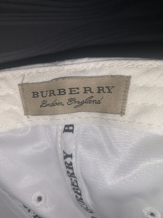 Кепка Burberry.