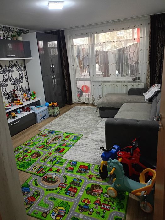 Vand sau schimb apart 3 camere  mobilat,cu aprt 4,5 camere