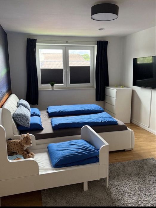 2 paturi si un dulap !