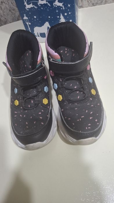 Продаю детскую обувь для девочки.