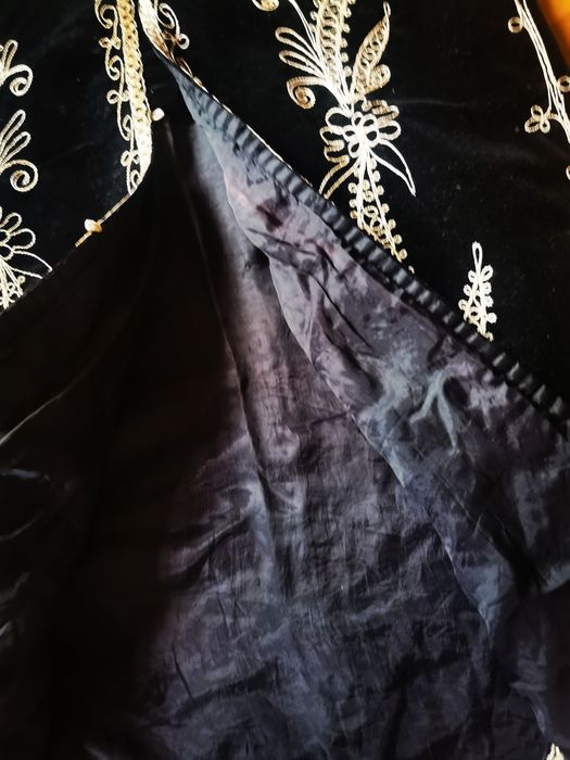 Винтидж бродиран кафтан и две винтидж узбекски шапки "Тубетей"